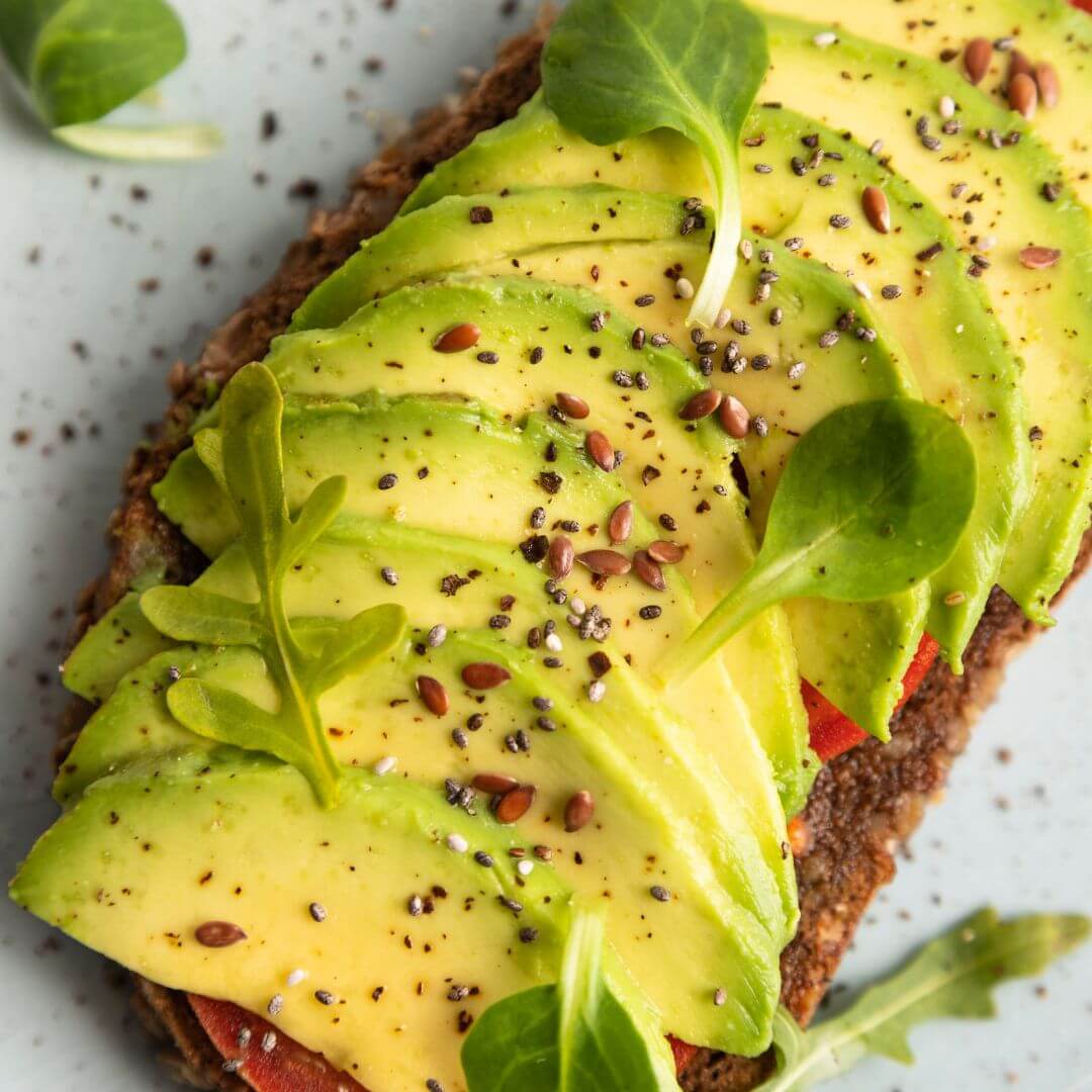 Rodajas de aguacate en pan integral